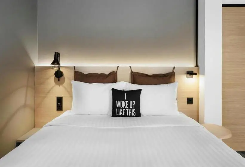 اتاق استاندارد با بالکن, Moxy Zurich