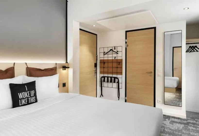 اتاق استاندارد با بالکن, Moxy Zurich