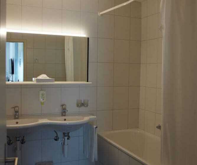 חדר סטנדרט לשלושה, Murten