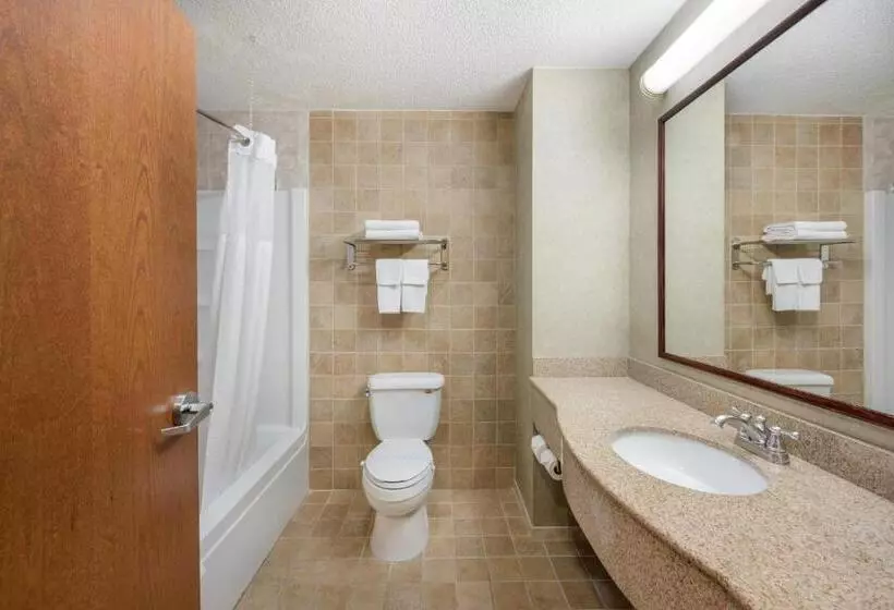 キングサイズベッドのスイートルーム, Quality Inn & Suites Fishkill South Near I 84
