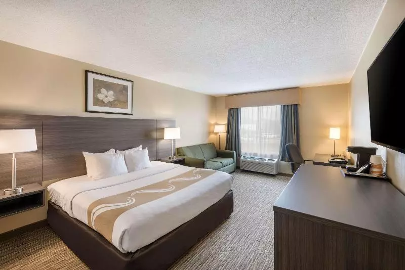 キングサイズベッドのスタンダードルーム, Quality Inn & Suites Fishkill South Near I 84