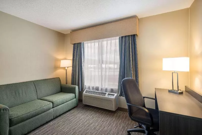 キングサイズベッドのスタンダードルーム, Quality Inn & Suites Fishkill South Near I 84