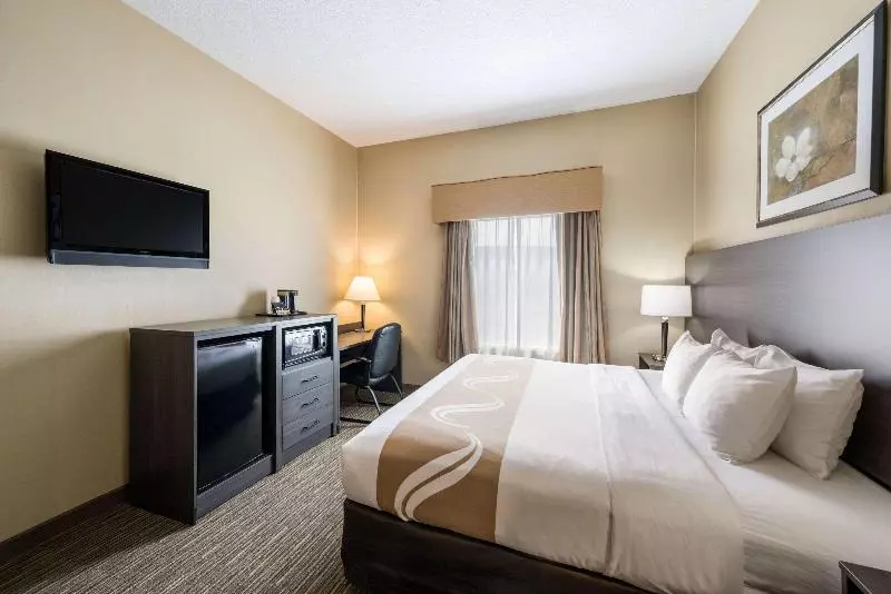 キングサイズベッドのスタンダードルーム, Quality Inn & Suites Fishkill South Near I 84