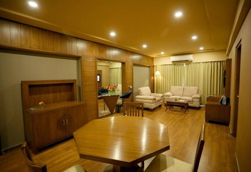 חדר דלוקס, Renest Gandhidham