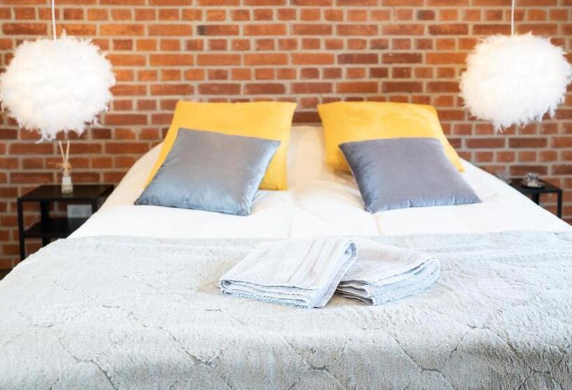 חדר משפחתי, Au Coeur Du Village