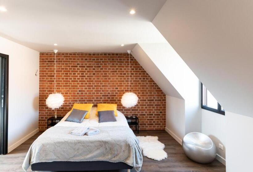 חדר משפחתי, Au Coeur Du Village