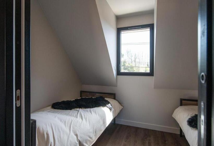 חדר משפחתי, Au Coeur Du Village