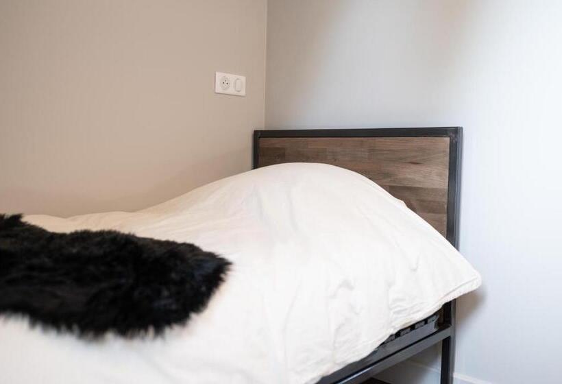 חדר משפחתי, Au Coeur Du Village