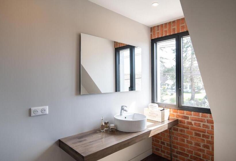 חדר משפחתי, Au Coeur Du Village