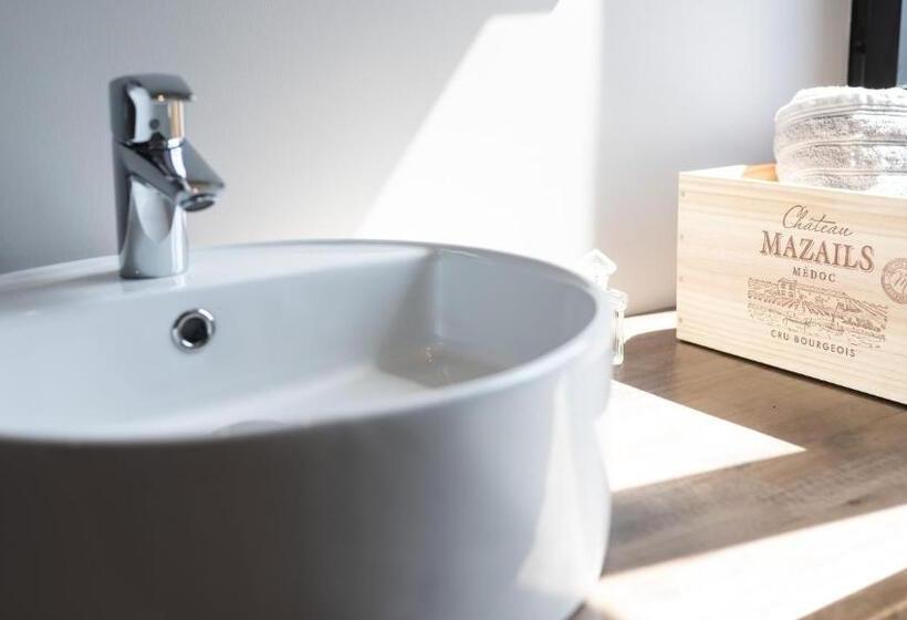 חדר משפחתי, Au Coeur Du Village