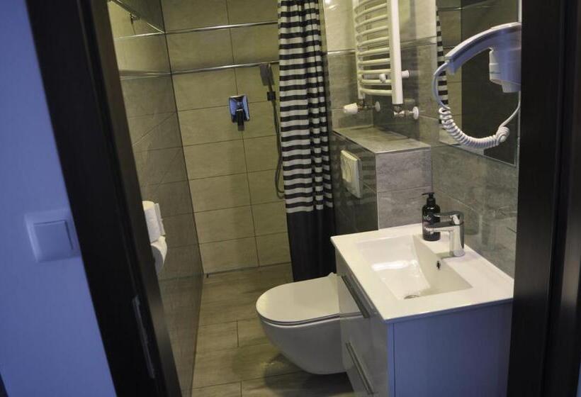 اتاق استاندارد چهارنفره با بالکن, Villa Karpacz