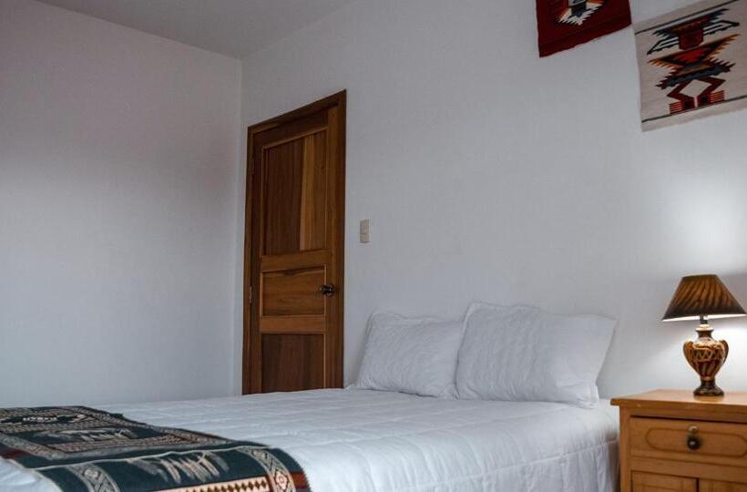Deluxe Zimmer, Chasky Cuenca