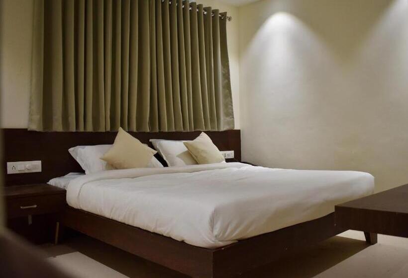 اتاق استاندارد با تخت بزرگ, Vrindavan Palace