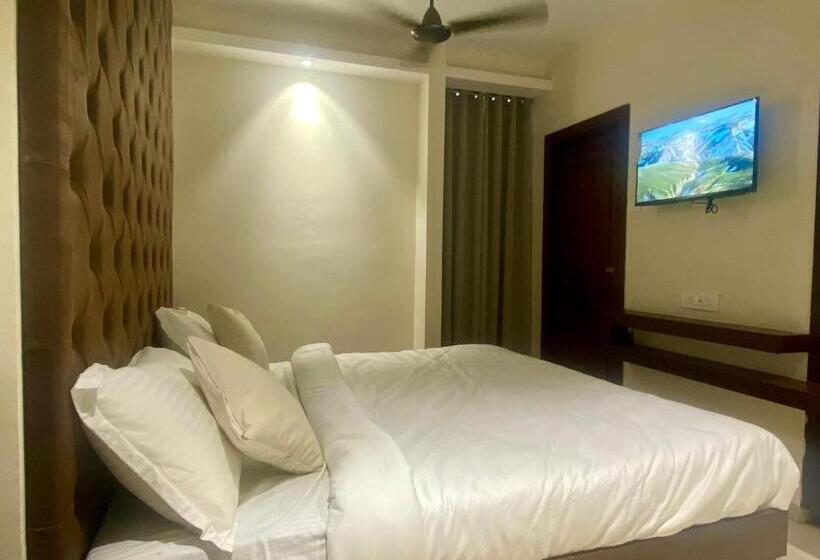 اتاق استاندارد با تخت بزرگ, Vrindavan Palace