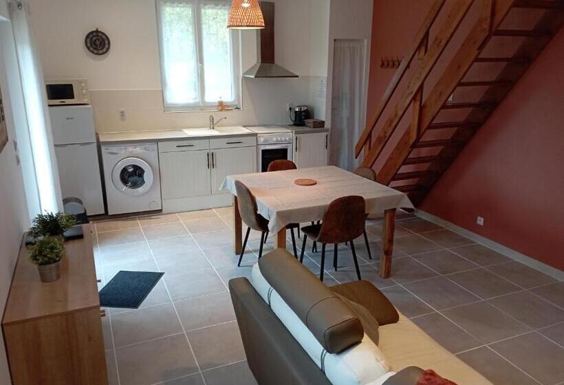 חדר לארבעה סטנדרטי עם נוף לגינה, Les Gîtes Du Petit Marcel