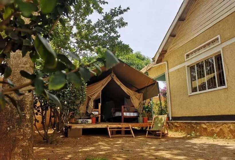 چادر با خدمات رفاهی استاندارد, Villa Katwe