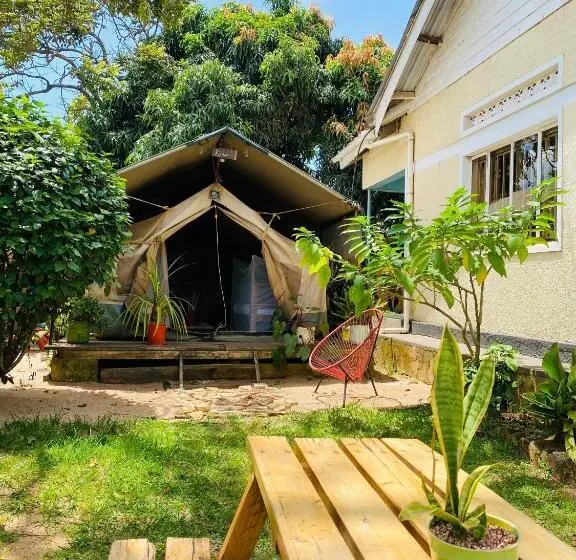 چادر با خدمات رفاهی استاندارد, Villa Katwe