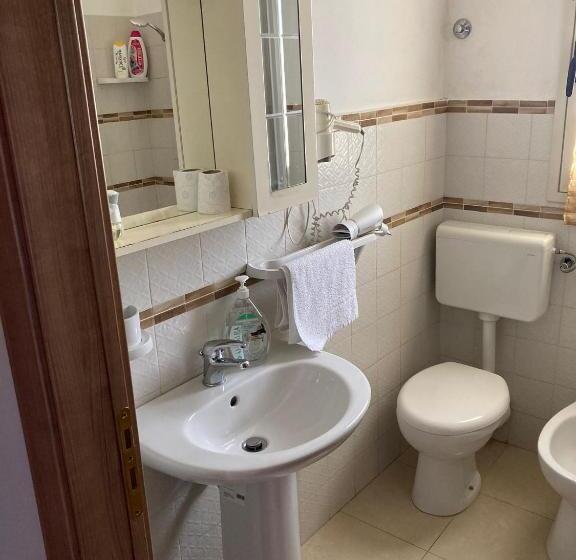 חדר בסיסי לשלושה, Li Salini