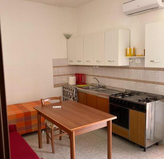 חדר בסיסי לשלושה, Li Salini