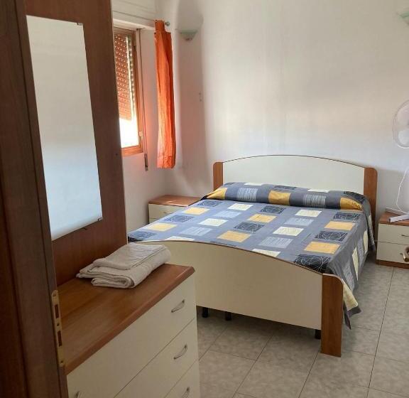 חדר בסיסי לשלושה, Li Salini