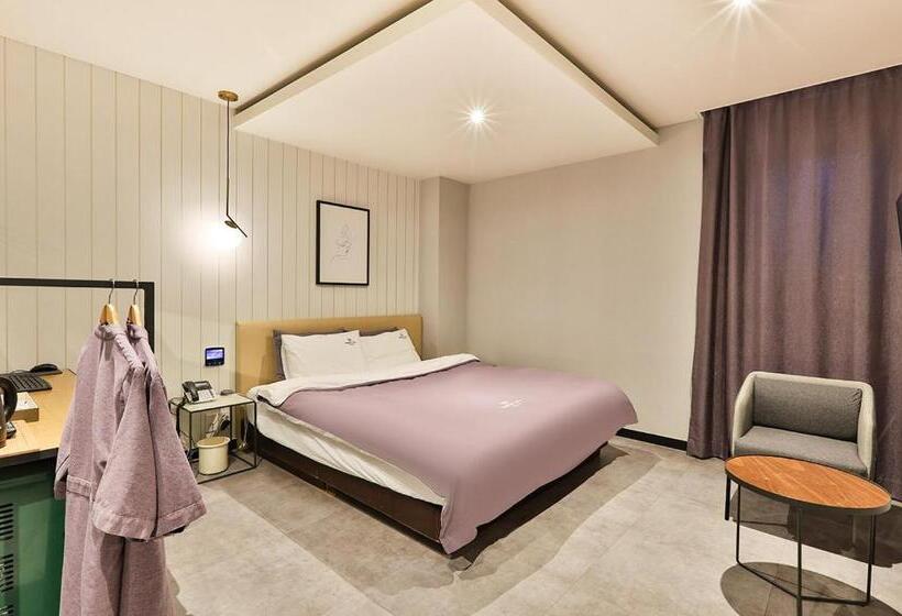 اتاق لوکس, Brown Dot Hotel Jeonggwan