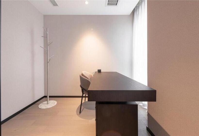 سوییت لوکس, Cresasia Residence