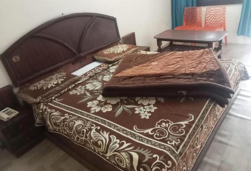 Номер Deluxe, Goroomgo Shivay Kausani