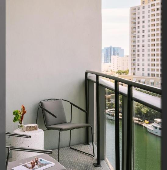 スタンダードスタジオ, Flow Fort Lauderdale