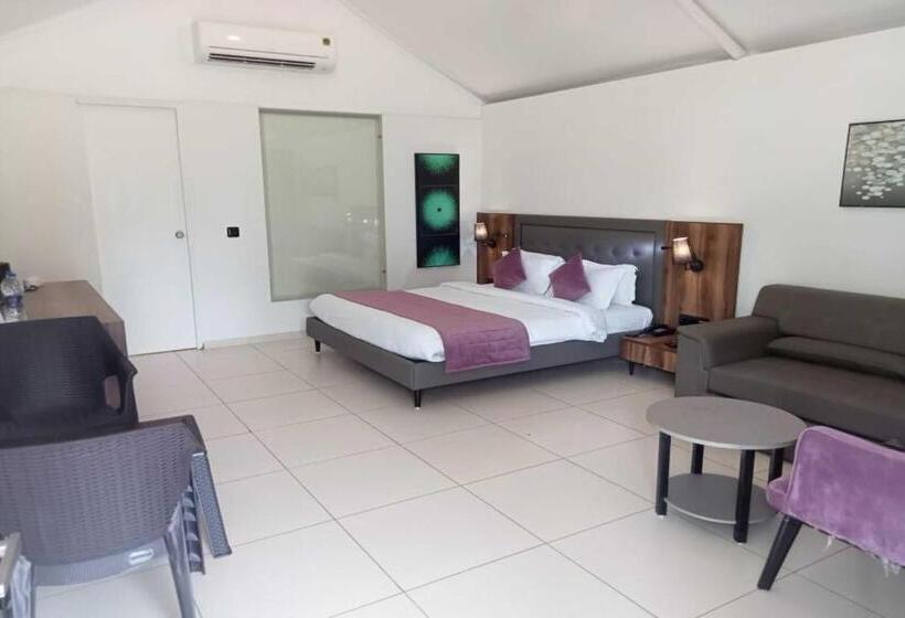 كوخ قياسي, White Feather Resort Kauncha