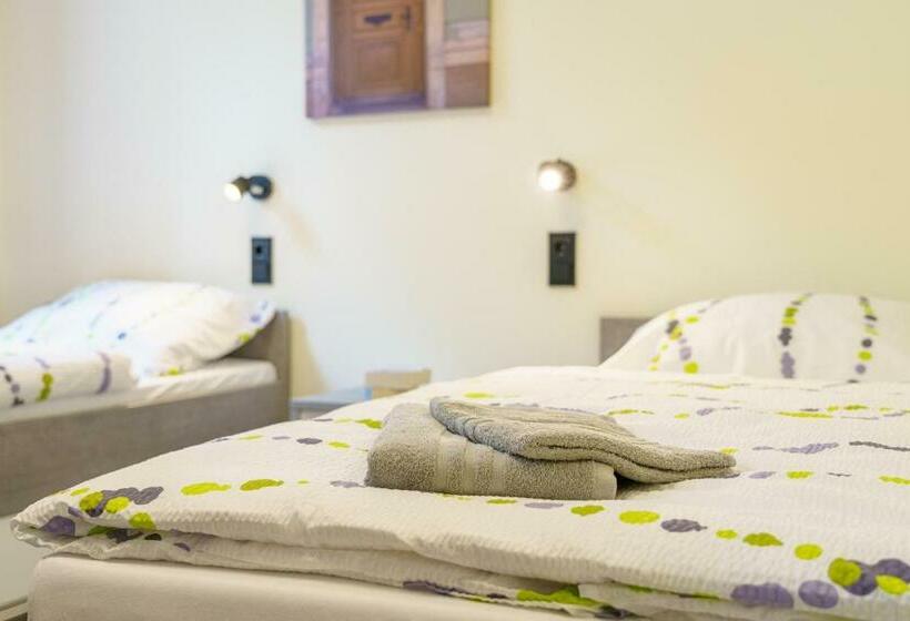 Номер Стандарт, Und Hostel Gleisbett