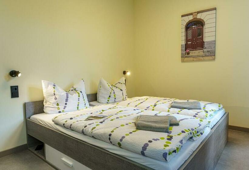 Номер Стандарт, Und Hostel Gleisbett