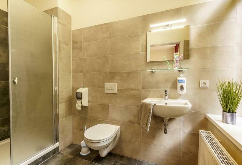 Номер Стандарт, Und Hostel Gleisbett