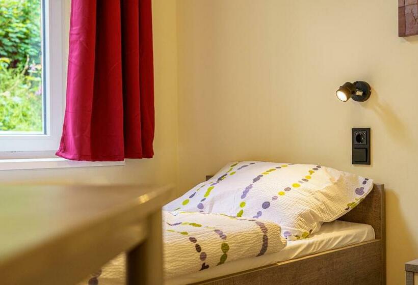 Номер Стандарт, Und Hostel Gleisbett