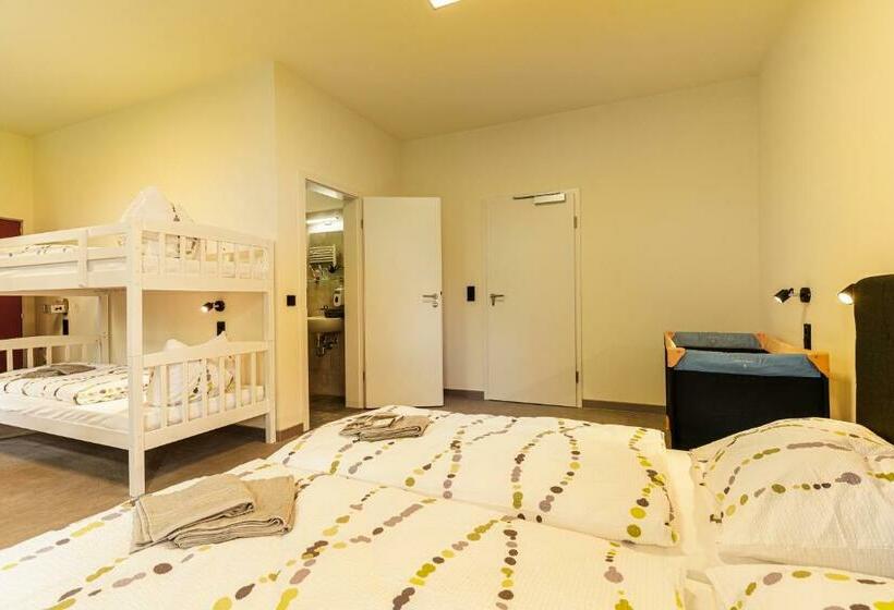 Четырехместный Номер Стандарт, Und Hostel Gleisbett