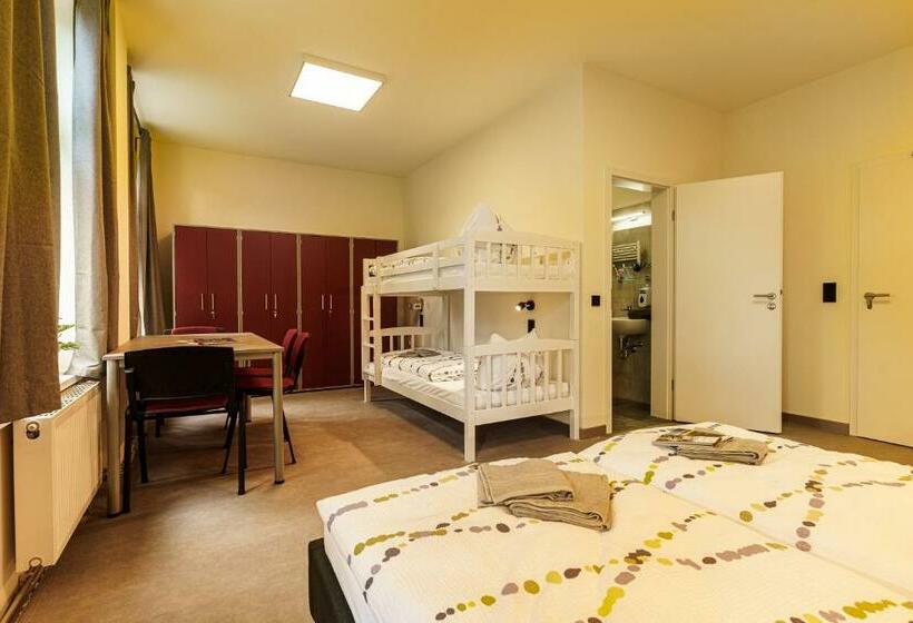 Четырехместный Номер Стандарт, Und Hostel Gleisbett