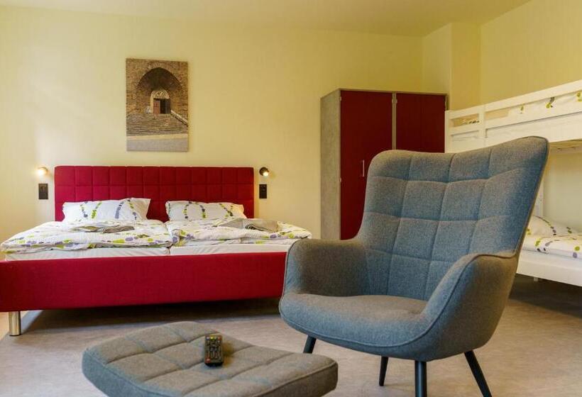 Четырехместный Номер Стандарт, Und Hostel Gleisbett