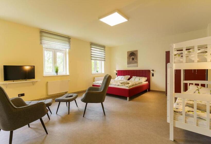 Четырехместный Номер Стандарт, Und Hostel Gleisbett