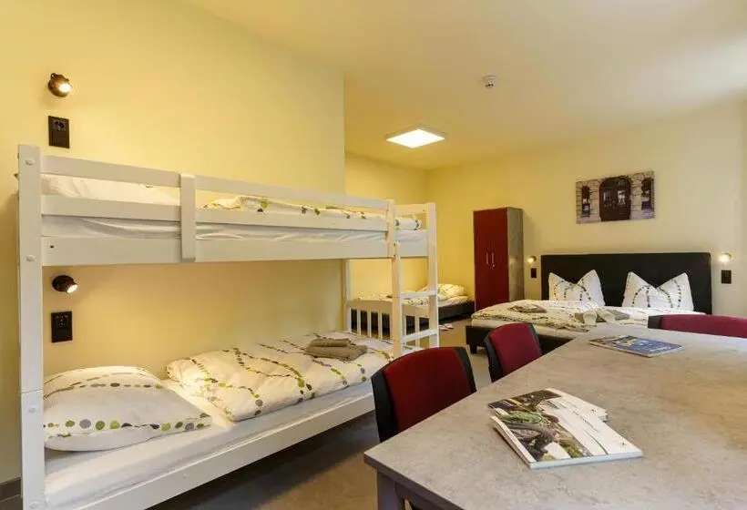 スタンダードトリプルルーム, Und Hostel Gleisbett
