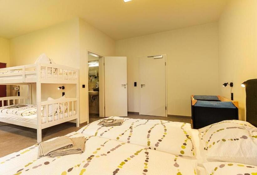 Номер Стандарт Трехместный, Und Hostel Gleisbett