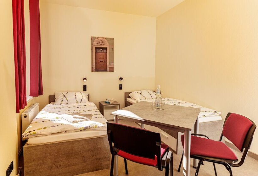 Номер Стандарт, Und Hostel Gleisbett