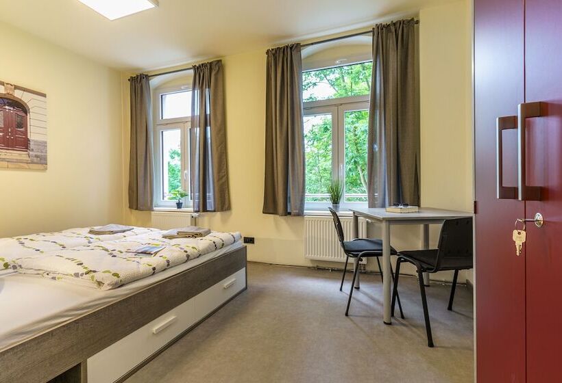 Номер Стандарт, Und Hostel Gleisbett