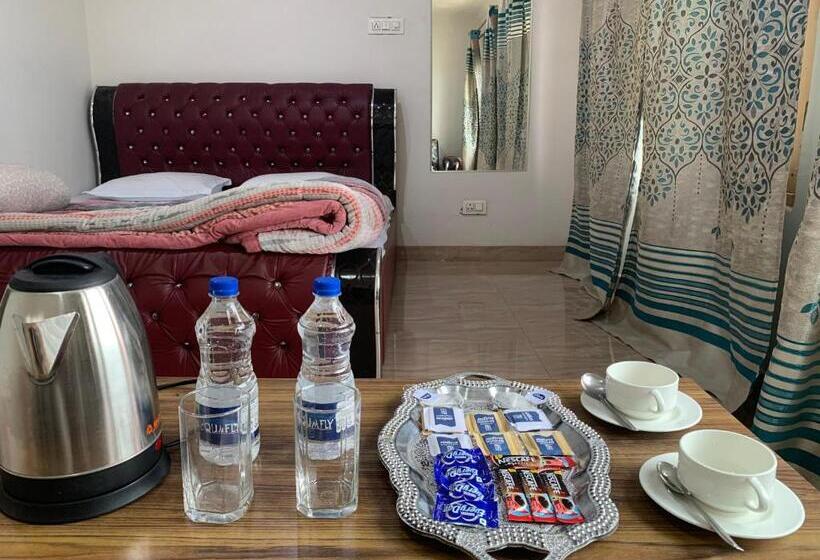 Standard Room King Size Bed, Crescent