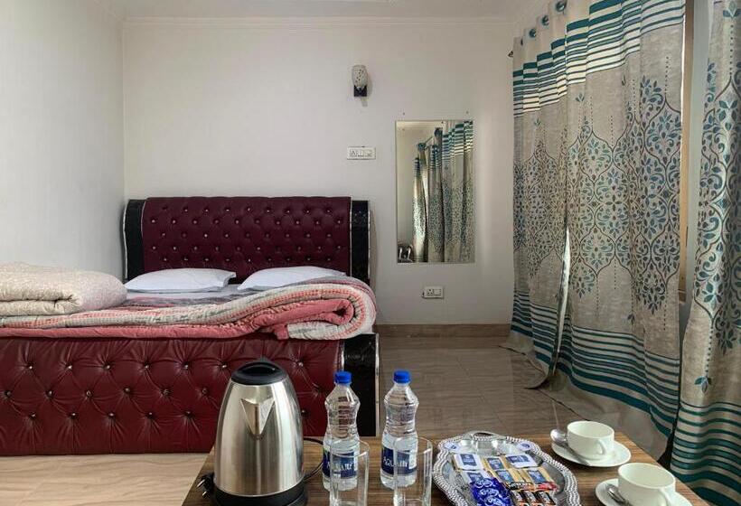 Standard Room King Size Bed, Crescent