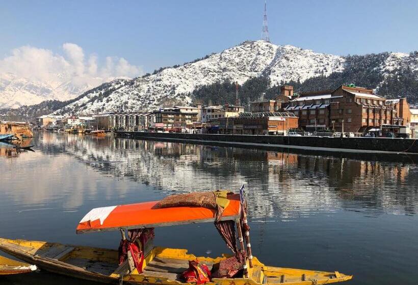 Standard Room King Size Bed, Crescent