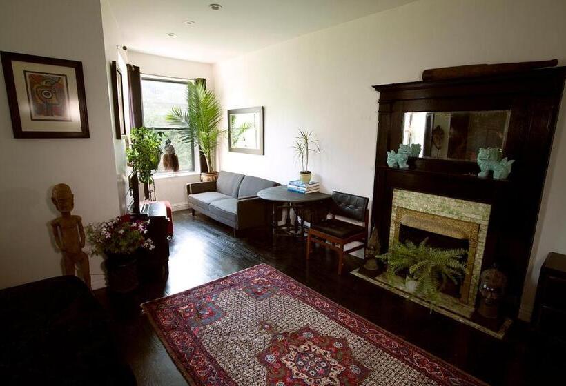 חדר סטודיו סטנדרד, The Gallery House