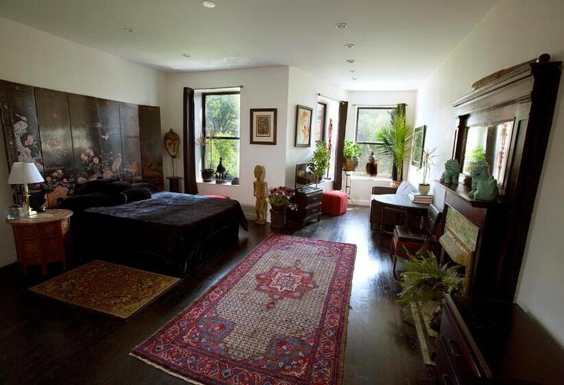 חדר סטודיו סטנדרד, The Gallery House