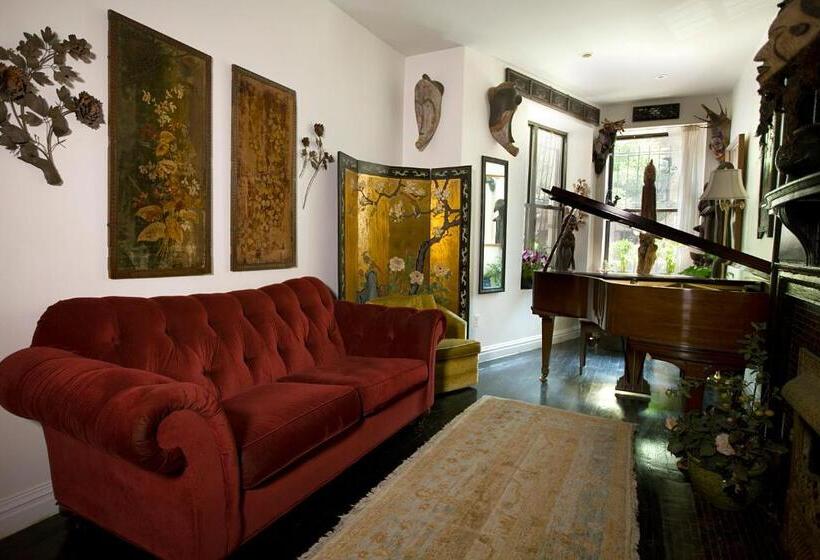 דירת שני חדרים, The Gallery House