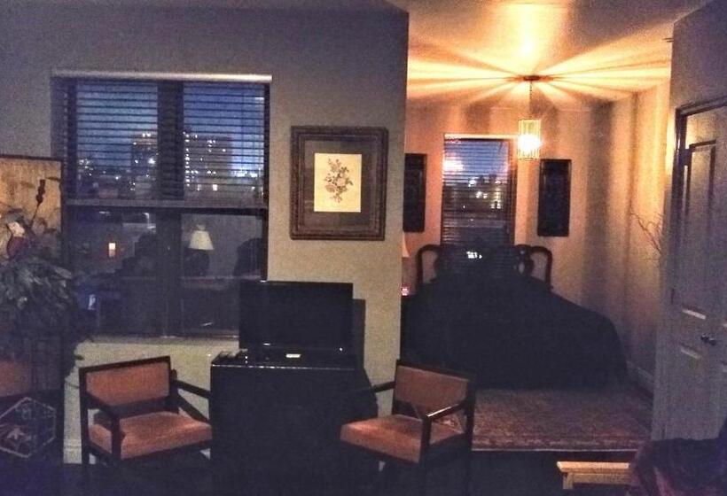 חדר סטודיו סטנדרד, The Gallery House