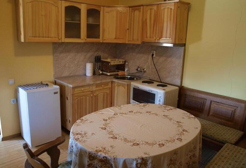 침실 1개 아파트, Dobrevata House