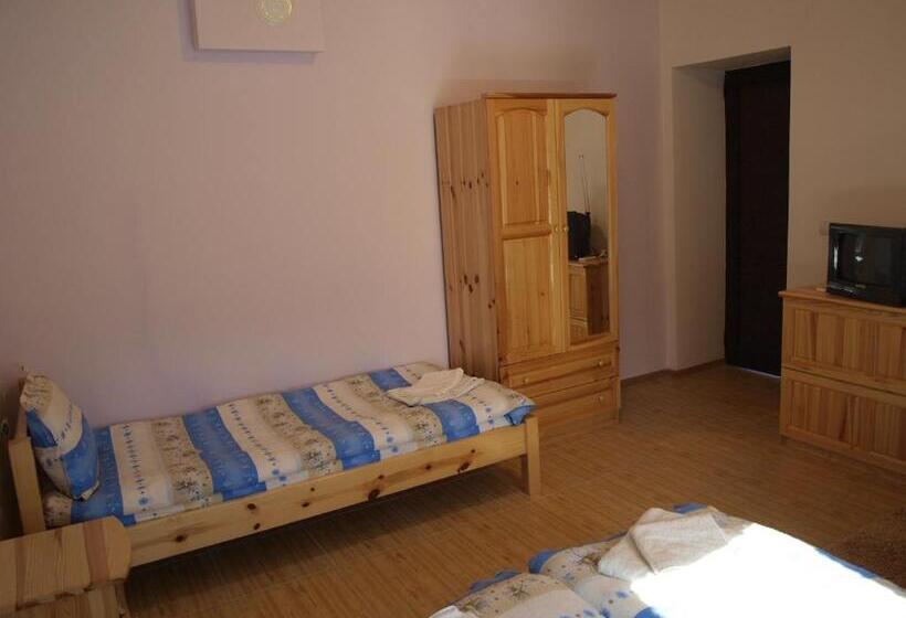 家庭间, Dobrevata House